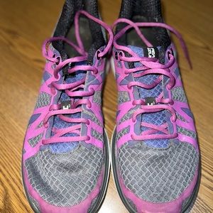 Women’s size 12 purple and grey pearl izumi shoes. Great condition.
